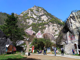 蓝天下的大山风景