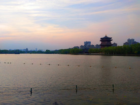日暮下的公园湖泊美景