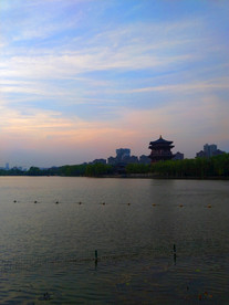 日暮下的公园湖泊美景