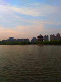 日暮下的湖泊美景