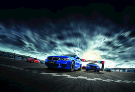 赛道上疾驰的汽车