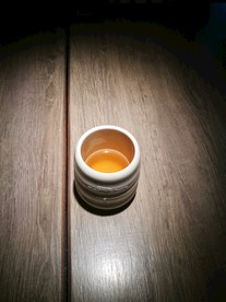 木质桌子上的清茶一杯