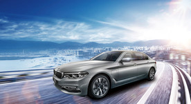 道路上奔跑的汽车