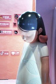 女孩雕塑