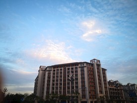 蓝天下的建筑
