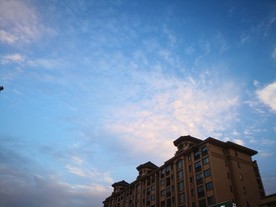 蓝天下的建筑
