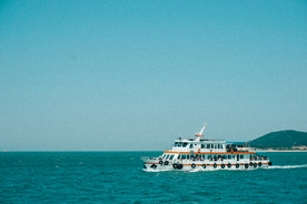 海上的船