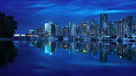 蓝色河边城市夜景