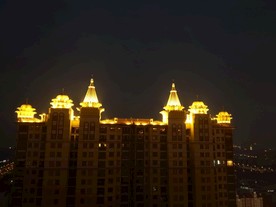 天空下的建筑夜景