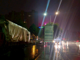 夜色下的城市街道