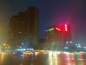 夜色下的城市街道