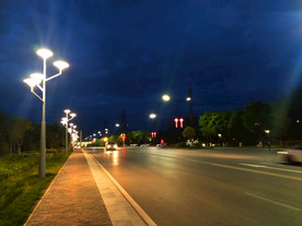 夜色下的城市街道