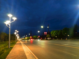 夜色下的城市街道