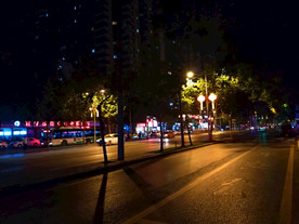 夜色下的城市街道