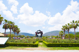 玫瑰谷海南景区同心雕像