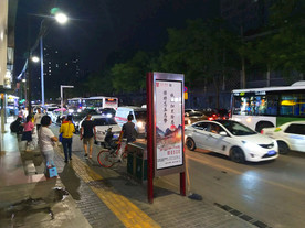 夜色下的城市街道