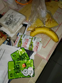 桌子上的零食