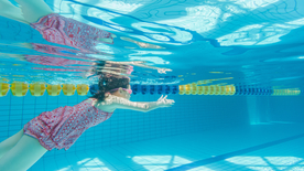 泳池游泳