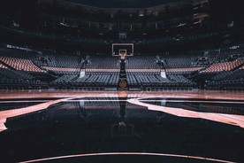 黑色的高端篮球场