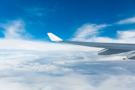 蓝天白云飞机翅膀