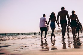 朋友走海滩海洋