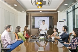 办公 电脑  笔记本 桌面 人