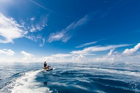 海  游玩  蓝天白云  海面