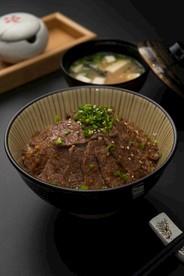 日式牛排饭