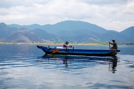 湖中小船