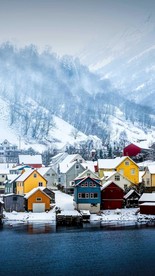 雪中彩色屋