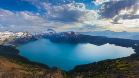 高山湖泊天空白云风景