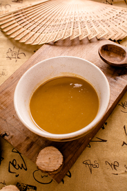 中国风背景上的一碗芝麻酱