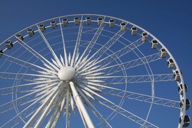 白色摩天轮旋转