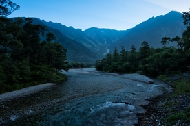 山 树 溪流 夜幕