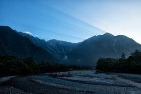 阳光 射线 山 溪流