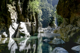 瀑布 山 溪流