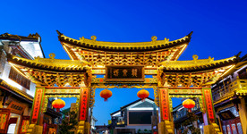 大理古城龙泉坊牌坊夜景