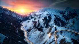 雪山夕阳公路灯光风景