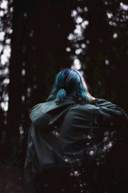 户外休闲女生背影