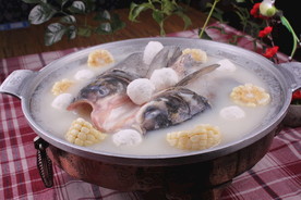 铁锅鱼头炖丸子