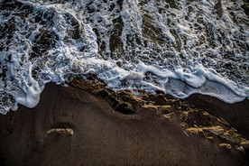 海浪与沙滩交界