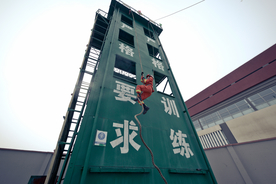 消防员爬大绳