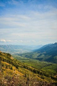 蓝天山坡摄影