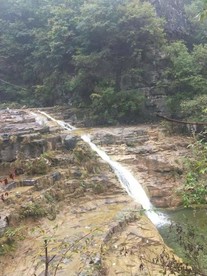 溪水潺潺