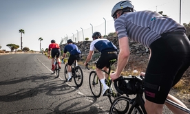 一群骑自行车的人