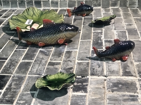 创意艺术灰砖金鱼雕塑