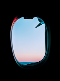 坐飞机望向窗外的天空
