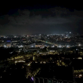 黑色天空下的都市夜景