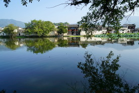 安徽黄山宏村南湖的景色