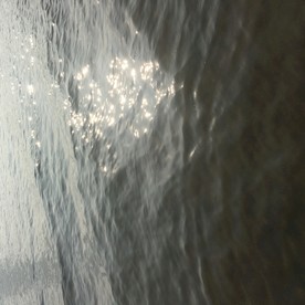 波光粼粼的水面